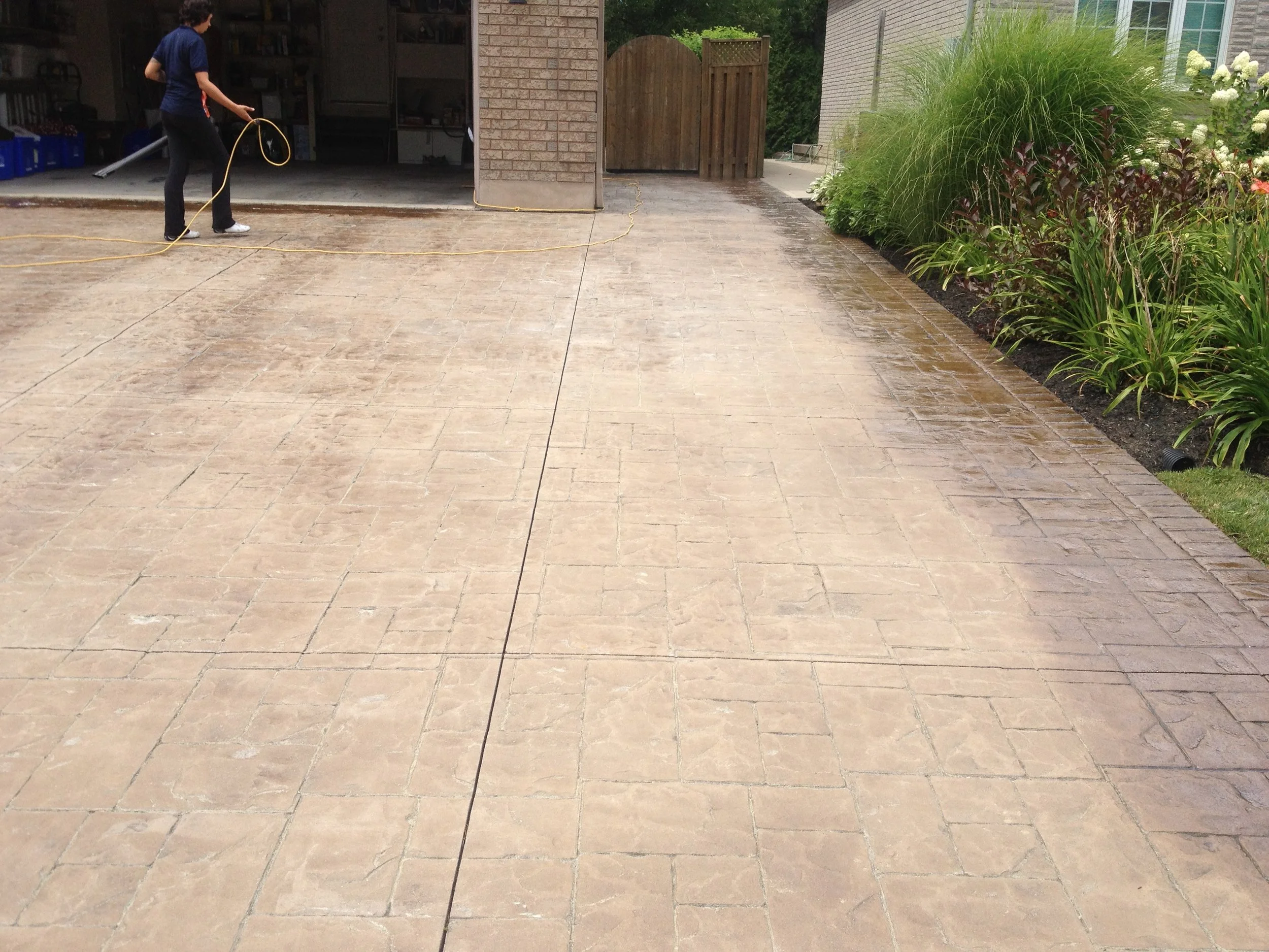 Concrete driveway rinse before concrete sealing, Waterloo